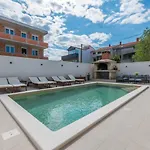 Apartment Pavla With Pool