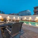 Apartment Pavla With Pool