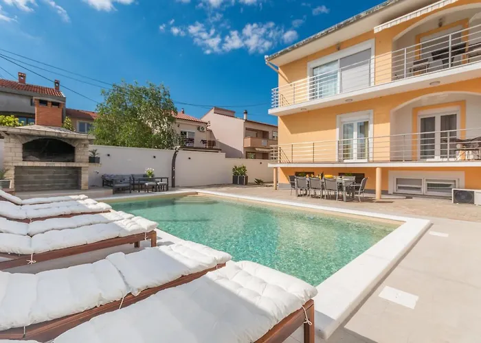 Apartment Pavla With Pool