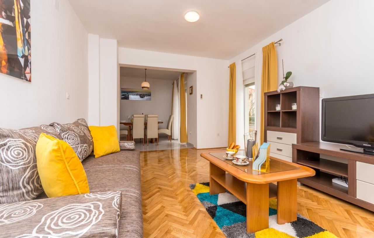 Apartment Pavla With Pool